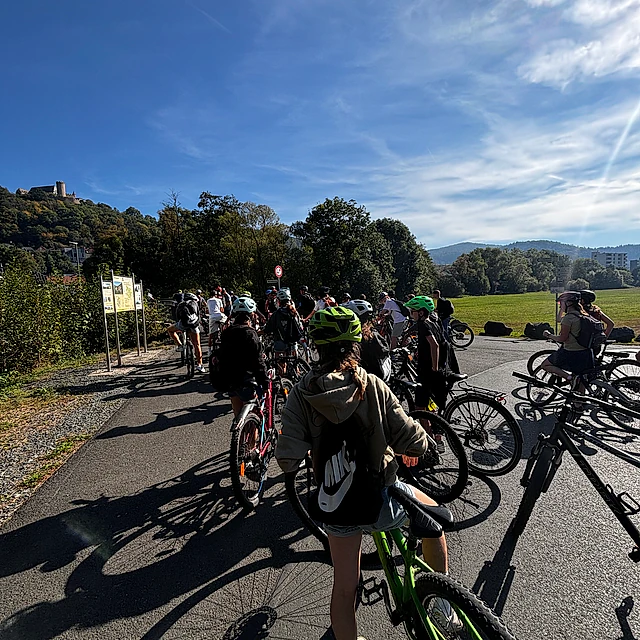 Radfahrer unter blauem Himmel.