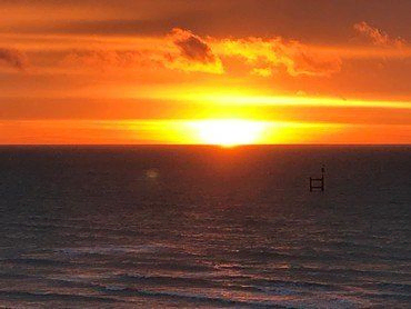 Leuchtender Sonnenuntergang über dem Meer.