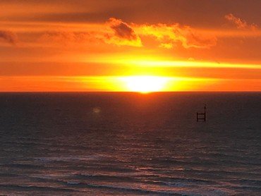 Leuchtender Sonnenuntergang über dem Meer.