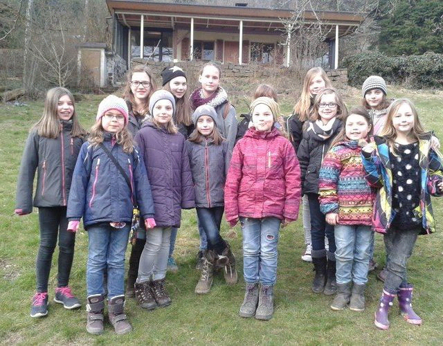 Mädchengruppe steht im Freien.