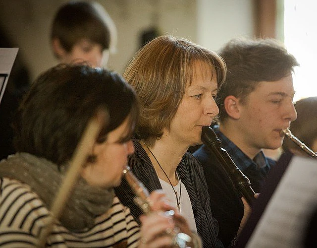 Musiker spielen Blasinstrumente.