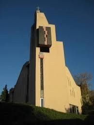Moderne Kirche mit hochturmähnlicher Struktur.