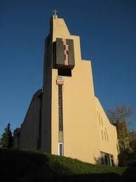 Moderne Kirche mit hochturmähnlicher Struktur.