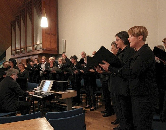 Chor singt in einer Kirche.