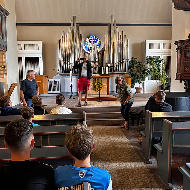 Gottesdienst in einer Kirche.