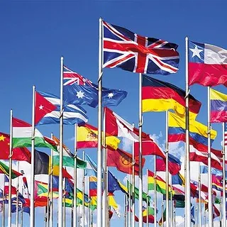 Viele internationale Flaggen wehen.