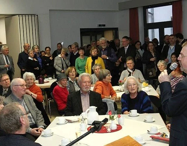Vortragender spricht vor Publikum.