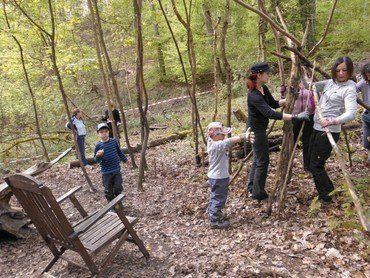 Kinder bauen Hütten im Wald.
