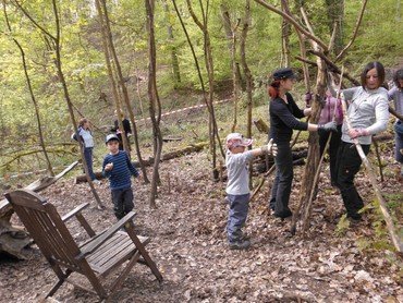 Kinder bauen Hütten im Wald.