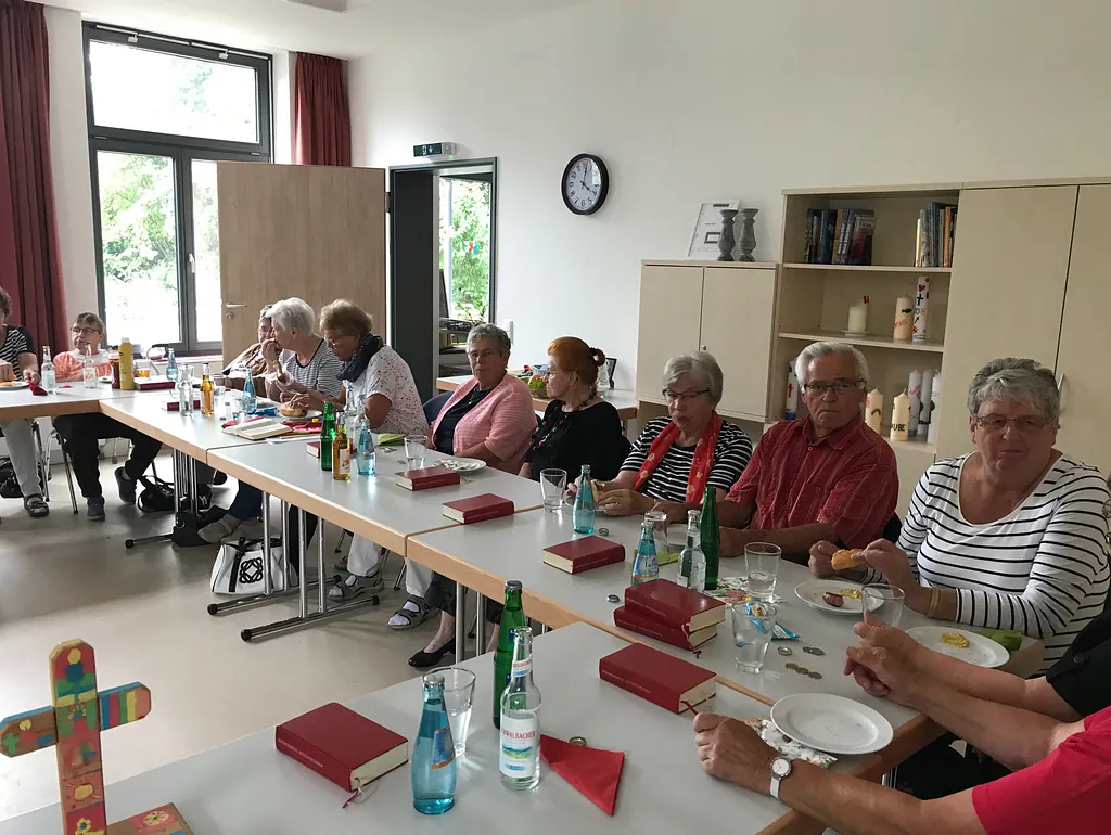 Lächelnde Frauen, Titel "Angebote für Erwachsene".