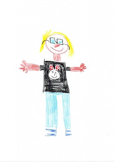 Kinderzeichnung einer Figur mit Brille und T-Shirt.