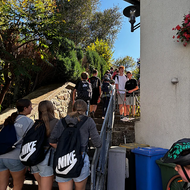 Jugendliche gehen eine Treppe hinauf.