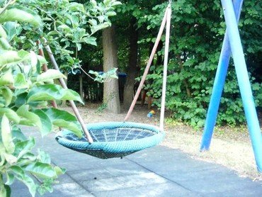 Nestschaukel auf einem Spielplatz.