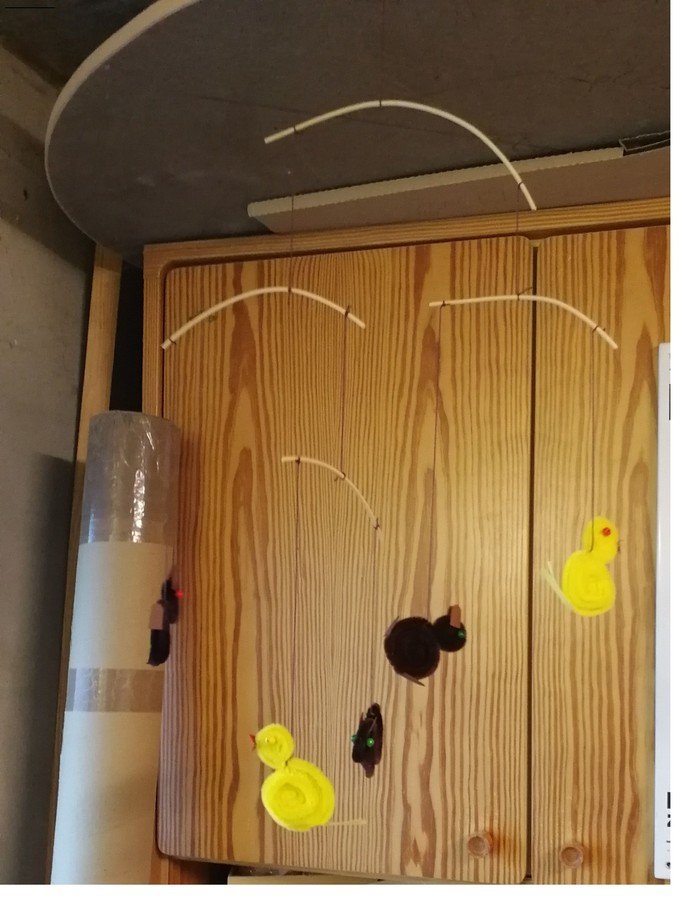 Kerze und Holzwand mit Dekoration.