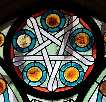 Rundes Buntglasfenster mit Sternmuster.