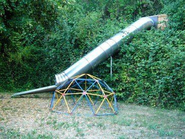 Lange Rutsche auf einem Spielplatz.