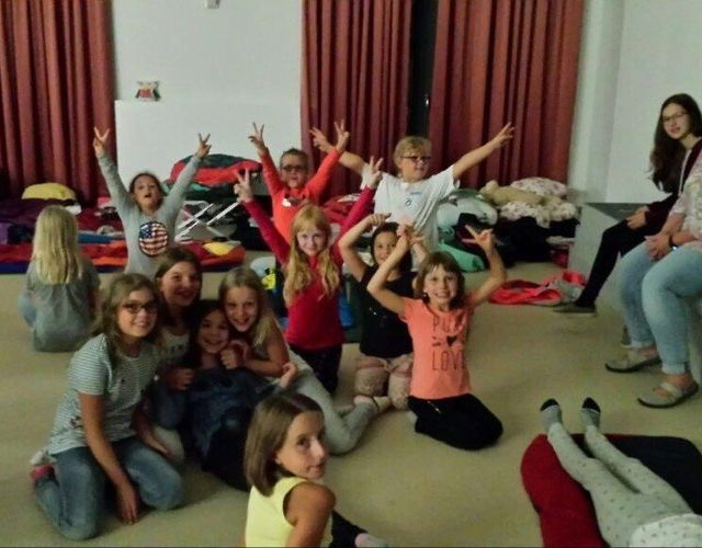 Jugendliche posieren glücklich in einem Raum.