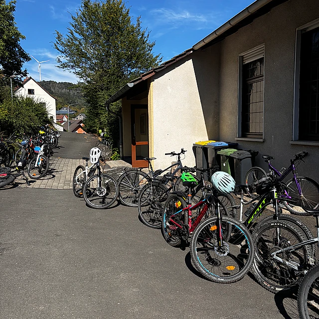 Fahrräder parken vor einem Gebäude.