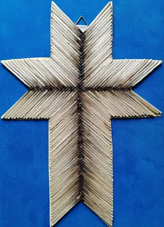 Pfeil aus Holzstäbchen.