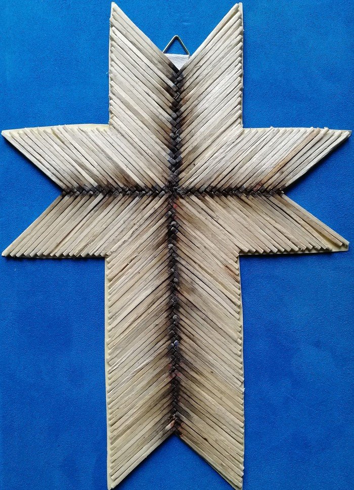 Pfeil aus Holzstäbchen.