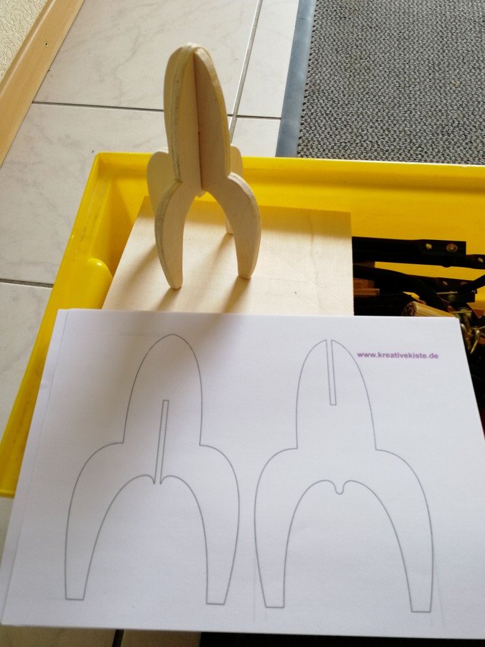 Papiervorlage auf gelbem Tablett.