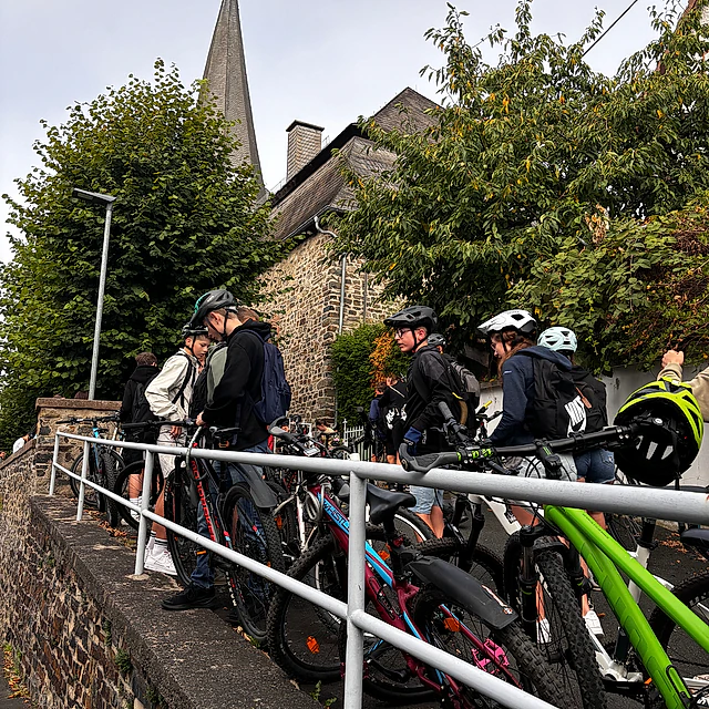 Radfahrer vor Kirchturm.
