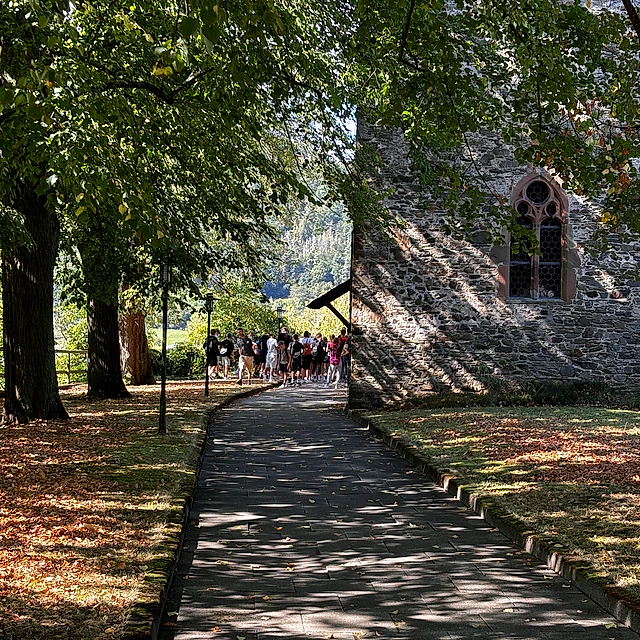 Schattiger Weg zu einer Kirche.