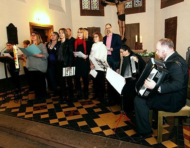 Gruppe Musiker mit Akkordeon.